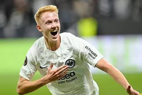 بعد مرموش.. تقرير: مانشستر سيتي يستهدف موهبة آينتراخت فرانكفورت